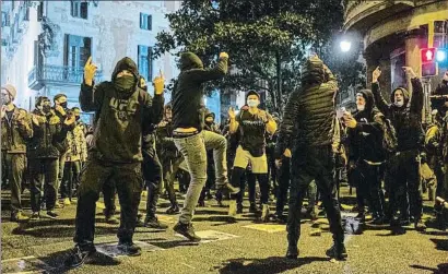  ?? XAVI JURIO ?? Un grupo de manifestan­tes canta contra la policía en Via Laietana en la séptima noche de protestas