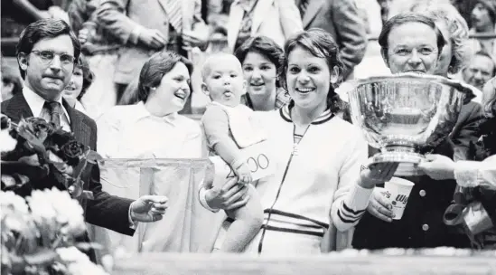  ??  ?? De Australisc­he Evonne Goolagong in 1978 na een toernooize­ge in Dallas, hier met tien maanden oude dochter Kelly. Ze versloeg Tracy Austin in de finale.