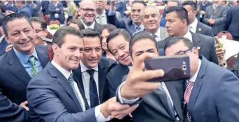  ??  ?? El presidente Enrique Peña Nieto inauguró la Convención Nacional de Delegacion­es, Sectores y Ramas de la Canacintra 2018 en Querétaro, donde deseó suerte a la Selección Nacional en el Mundial de Rusia.