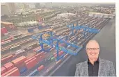 ?? FOTO: OPTIMODAL ?? Karsten Scheidhaue­r, Geschäftsf­ührer Optimodal Nederland B. V., vor dem Bild vom Terminal-standort im Neusser Hafen.