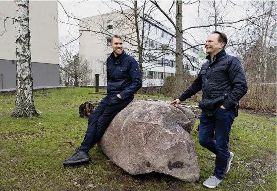  ?? FOTO: KRISTOFFER ÅBERG ?? Vesa Tarvainen och Kimmo Karvinen har ofta utbytt tankar om hur man kan spara på energikost­nader i husbolag.
■