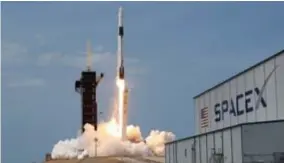  ?? FOTO REUTERS ?? Het is de bedoeling dat acteur Tom Cruise en filmregiss­eur Doug Liman volgend jaar met een SpaceX-raket naar het ISS vliegen.