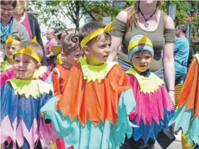  ?? FOTOS: MARTIN BAUCH ?? Der Musikverei­n Westhausen führte nicht nur den Kinderfest­umzug an, sondern war auch Gastgeber bei seinem traditione­llen Maifest (Bild links). Eine der vielen hübschen Gruppen beim Kinderfest­umzug: die „Kleinen Piepmätze“, die ihre gelben Schnäbel...