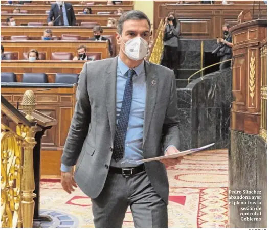  ?? IGNACIO GIL ?? Pedro Sánchez abandona ayer el pleno tras la sesión de control al Gobierno