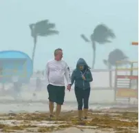  ?? WILFREDO LEE ASSOCIATED PRESS ?? La tempête tropicale se faisait déjà sentir dimanche soir à Miami Beach. Les écoles seront fermées lundi dans les Keys, où l’état d’urgence a été déclaré.
