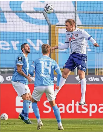  ?? FOTO: STEFAN BRAUER ?? Jan Kirchhoff, der Herr der Lüfte, behauptet gegen Sascha Moelders (links) und Dennis Dressel den Ball.