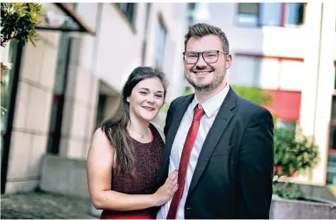  ?? RP-FOTO: STEPHAN KÖHLEN ?? Denise Bernards und Marvin Stinnertz haben sich trotz der Corona-Krise das Ja-Wort gegeben.