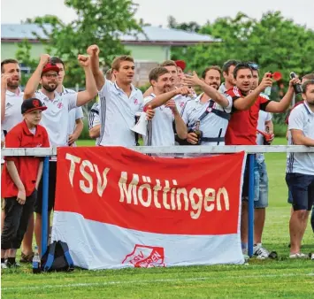  ?? Foto: Karl Aumiller ?? Vor dieser Saison feuerte die Erste des TSV Möttingen die Zweite im Holzheimer Aufstiegss­piel gegen Obergesser­tshausen an. An diesem Wochenende haben beide Teams ein wichtiges Match in ihren neuen Ligen.