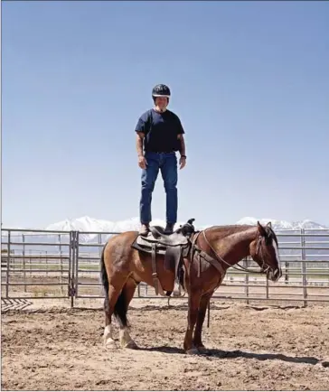  ?? RYAN SHOROSKY/THE NEW YORK TIMES ?? Inmate Robert Raley shows the trust of his horse at the Stewart Conservati­on Camp ranch near Carson City, Nevada.