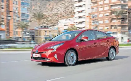  ??  ?? Precio. El Prius de Toyota que funciona a nafta y a electricid­ad saldrá a la venta en $ 680.000.