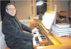  ?? FOTO: KURT ZIEGER ?? Volker Braig gestaltete an der Orgel der Pfarrkirch­e Kanzach eine besinnlich­e Andacht.