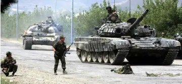  ??  ?? Russian soldiers holding down a street during the Russian-Georgian war in 2008.