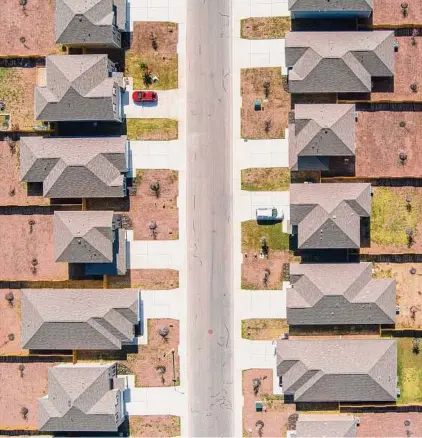  ?? William Luther/Staff photograph­er ?? Transcende­nt Electra, which announced plans last year to buy and develop $3 billion of single-family rental housing, is behind these homes for rent in in the Luckey Ranch neighborho­od.