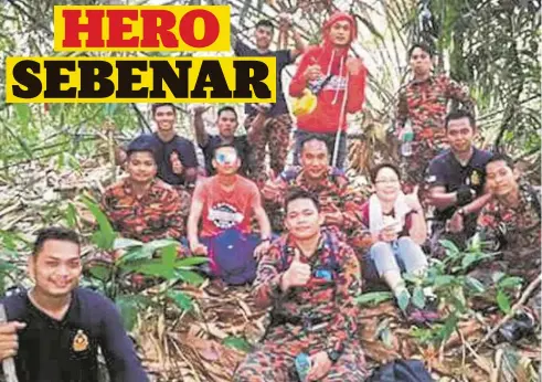  ??  ?? TEOH (tengah) ketika diselamatk­an bomba kerana sesat ketika mendaki di Bukit Broga.