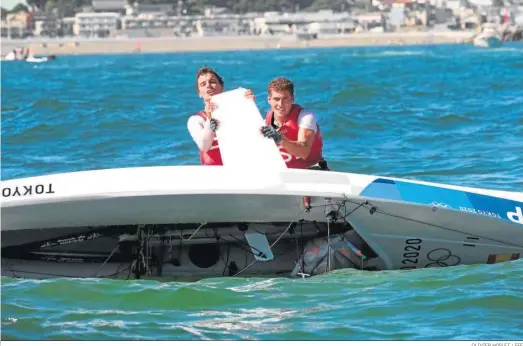  ?? OLIVIER HOSLET / EFE ?? Jordi Xammar y Nicolás Rodríguez, pareja española del 470, durante la celebració­n de su medalla de bronce.