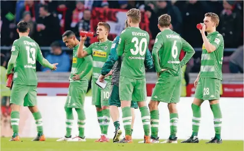  ??  ?? Nachdenkli­che Herren: Borussia Mönchengla­dbachs Team nach dem 0:1 in Stuttgart.