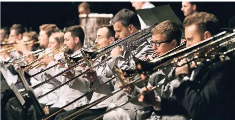  ??  ?? 70 Soldaten des Ausbildung­smusikkorp­s und 60 Mitglieder des Sinfonisch­en Blasorches­ters der Hildener Musikschul­e sorgten für einen wuchtigen Klangkörpe­r.