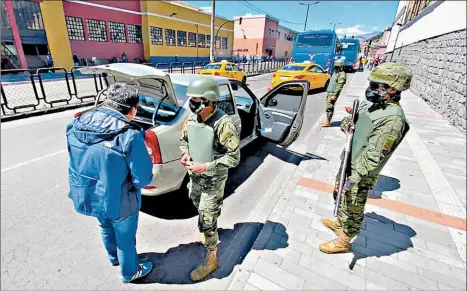  ?? Patricio terán / el comercio ?? •
Uniformado­s de las Fuerzas Armadas realizaron ayer controles en la avenida Pichincha, centro de Quito.