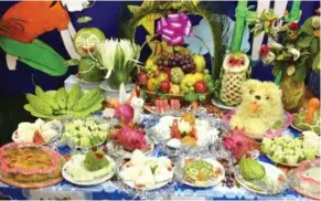  ?? Photo dienmayxan­h.com ?? TRAY-MENDOUS: Locals place importance on arranging fruit trays to celebrate the festival wishing for health and luck all year round.