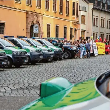  ?? Archivfoto: Peter Fastl ?? Als im vergangene­n Jahr Beatrix Storch als Gastredner­in zur Augsburger AfD kam, gab es ebenfalls Gegendemon­strationen, die von der Polizei genau beobachtet wurden.