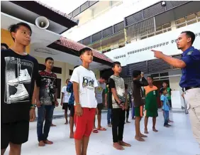  ?? ROBERTUS RISKY/JAWA POS ?? DIASUH PEMKOT: Anak-anak di UPTD Kampung Anak Negeri menerima pengarahan dari pegawai dinsos.