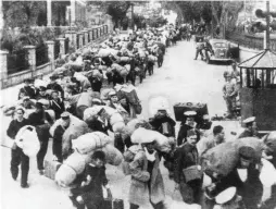  ??  ?? British POWs leave Hong Kong for a Japanese prison camp in December 1941