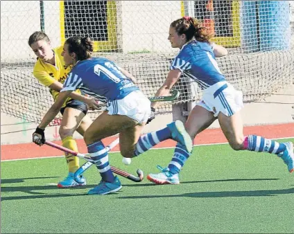  ?? FOTO: UNCITI ?? Buen comienzo Dos jugadoras de la Real Sociedad presionan a una rival del Jolaseta el sábado en el campo de Bera Bera