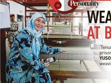  ??  ?? Tengku Puan Pahang Tunku Azizah Aminah Maimunah Iskandaria­h with one of the traditiona­l looms at the workshop.