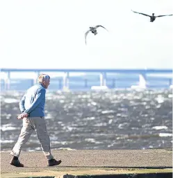  ?? Picture: Mhairi Edwards. ?? The conditions at Broughty Ferry yesterday made for a bracing walk.