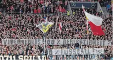  ?? FOTO: IMAGO ?? Auch diverse VfB-Fans lehnen den Videoassis­tenz ab: „Videobewei­s: 100% Gerechtigk­eit? 0% Fussball!“, heißt es auf diesem Plakat.