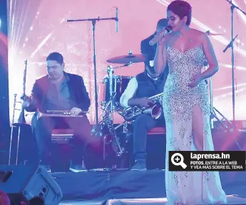  ??  ?? IMPACTANTE. La ahora solista, eligió una cumbia para despedir su presentaci­ón y darle paso a La Versátil, banda que cerró la noche con broche de oro y donde ella se les unió en “Fin de semana”.