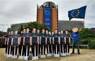  ?? John Thys/AFP ?? Bonecos de Mark Zuckerberg em Bruxelas com camisa que diz ‘conserte o Facebook’