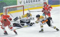  ?? FOTO: JAN HUEBNER ?? Der EC Bad Nauheim (li. Christoph Körner) traf gegen die Towerstars (Goalie Jonas Langmann und Pawel Dronia) schon nach 47 Sekunden.