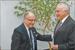  ??  ?? REUNION. El canciller argentino Jorge Faurie, ayer con Temer.