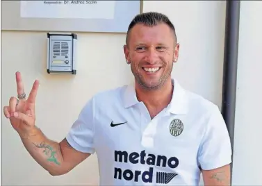  ??  ?? SONRISA. Antonio Cassano saluda después de pasar reconocimi­ento médico con el Hellas Verona.