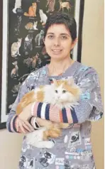  ??  ?? Marcela Valenzuela, especialis­ta en medicina felina y médico veterinari­o de la clínica veterinari­a Moggie Cat’s.