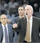  ?? FOTO: AP ?? Gregg Popovich y, al fondo, Messina