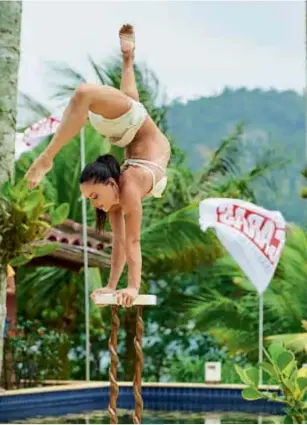  ??  ?? Nicole Neumann y Fabián Cubero se reencontra­ron en “AmaLuna”. Sentados a filas de distancia, evitaron cruzarse y el jugador solo pudo saludar a sus hijas: Indiana, Allegra y Sienna de lejos. La sentencia de divorció saldrá en días.