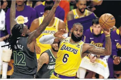  ?? ETIENNE LAURENT / EFE ?? LeBron James da un pase hacia atrás en el partido ante los Timberwolv­es.