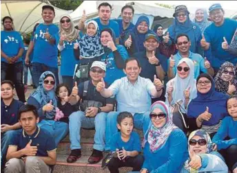  ?? PIX BY MAHZIR MAT ISA ?? Domestic Trade, Cooperativ­es and Consumeris­m Ministry secretaryg­eneral Datuk Seri Jamil Salleh (centre) at the launch of the Companies Commission of Malaysia’s #JomPicnicS­SM in Kuala Lumpur yesterday. With him is SSM chief executive officer Datuk...