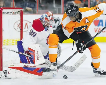  ?? MATT SLOCUM/THE ASSOCIATED PRESS ?? Philadelph­ia Flyers’ Wayne Simmonds tries to get control of the puck in front of Montreal’s Mike Condon during the second period Tuesday in Philadelph­ia. The Canadiens lost 4-2, dropping them to 12th place in the Eastern Conference.