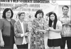  ??  ?? Kapitan Datuk Janet Lau (centre) hands over a study incentive award to an outstandin­g student at the presentati­on of St Elizabeth’s Old Students’ Associatio­n (SEOSA)’s Academic incentive awards held at a local restaurant on Friday night. Looking on...