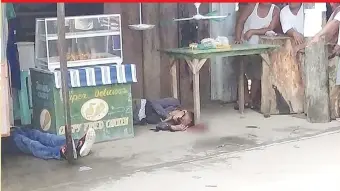  ?? / WHELSON NGOHO CUBIAN ARNOCO ?? ■ GIPAMUSIL: Nangaligda­s ang lawas nilang Barangay Cabungahan Kapitan Edwin Mulle ug sa iyang sakop nga si Jesselito Pag-ong dihang gipamusil sila atubangan sa tindahan sa kapitan sa wa pa mailhin nga mga mamumuno.