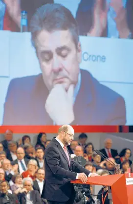  ??  ?? Sigmar Gabriel wird Martin Schulz – wie hier bei einem SPD-Parteitag – wohl noch lange Zeit im Nacken sitzen.