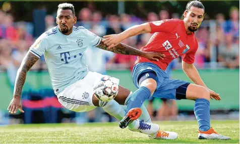  ?? Foto: Tim Groothuis, Witters ?? Sieht nicht nach spielerisc­her Leichtigke­it aus: Mit dem Regionalli­gisten Drochterse­n/Assel hatte der FC Bayern seine liebe Müh und Not. Hier klärt Jérôme Boateng (links) ge gen Marcel Andrijanic,