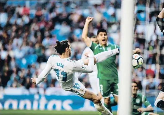  ?? DANI DUCH ?? El delantero del Real Madrid Gareth Bale avanzó a su equipo ante el Leganés en esta acción, ayer en el Bernabeu