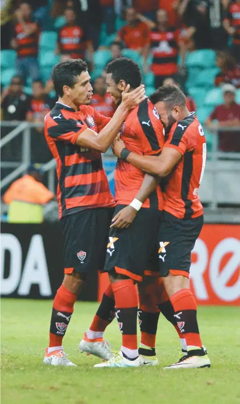  ??  ?? Abraçado por Ramon e José Welison, dois companheir­os desde a base do Leão, volante Marcelo comemora seu golaço na Fonte