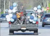  ?? AFP/ FILE ?? Phil Angotti performs songs from the back of a pick-up truck in Oak Park, Illinois.