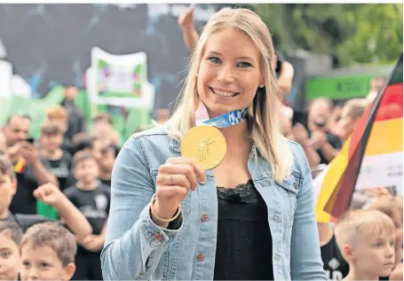  ?? FOTO: SAMLA ?? Die aus Hüls stammende Olympiasie­gerin im Ringen, Aline Rotter-Focken, wurde ausgewählt, um die Olympische Fackel auf einer Etappe zwischen Deutschlan­d und Frankreich zu tragen.