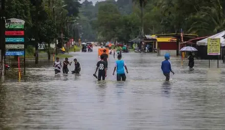  ?? (Foto Ghazali Kori/bh) ?? Kemaman jadi daerah pertama di Terengganu dilanda banjir gelombang kedua, semalam.